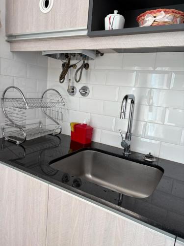 een aanrecht met een kraan bij Departamento Cómodo in Tarija