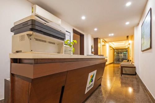 eine Küche mit einer Arbeitsplatte in einem Raum in der Unterkunft Treebo Royal Star in Neu-Delhi