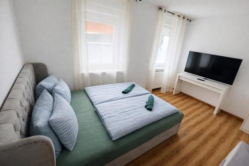 Et tv og/eller underholdning på 2-Zimmer-Wohnung an der Mosel mit Terrasse