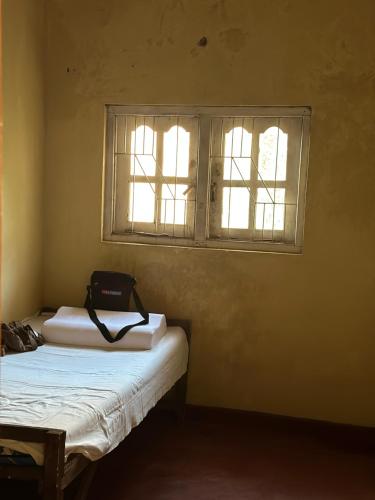 una stanza con due letti e una finestra di Solo escape a Anuradhapura