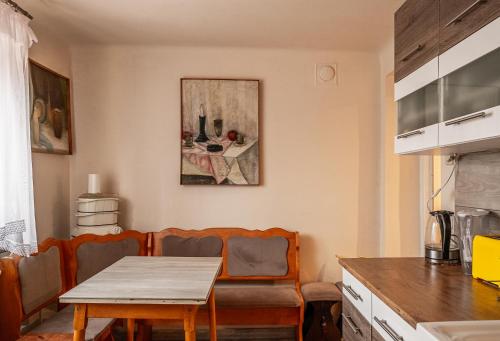 een woonkamer met een tafel en een bank bij Agroturystyka oTuLisko - Piękny Ogród, Basen, Cisza, Zwiedzanie Atrakcji, Blisko Bałtów in Kunów