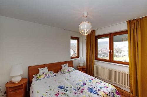 una camera da letto con un letto e due finestre di Landhaus in den Weinbergen 