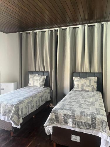 1 Schlafzimmer mit 2 Betten und einem Vorhang in der Unterkunft Pousada e hostel italia in São Luís