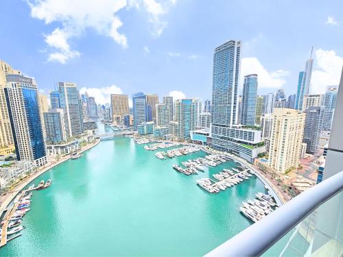 Marina Breeze - Serene Yacht Views near Ain Dubai 3 BR Apartment