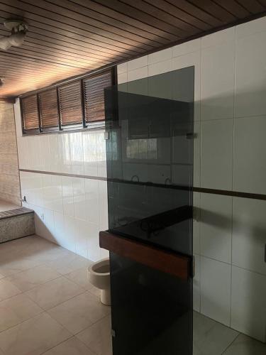 ein Badezimmer mit Waschbecken und Toilette in der Unterkunft Pousada e hostel italia in São Luís