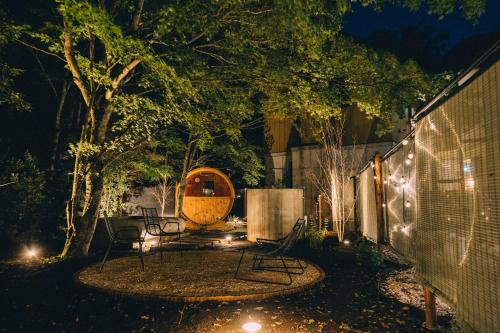 a garden at night with chairs and lights at ヴィヒタ 山中湖 in Yamanakako