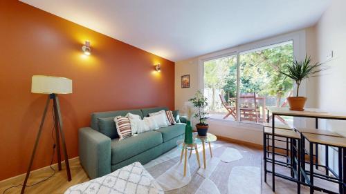 Appartement design et cosy avec terrasse a 10min de Paris et RER C Vitry sur Seine a 150m