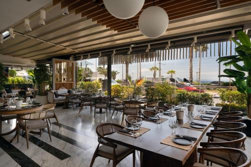 Coral Serviced Apartments with Sea View and Balcony