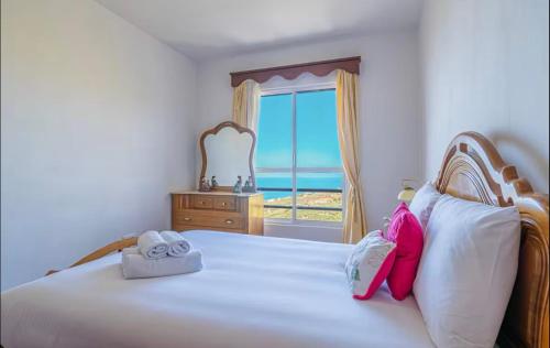 En eller flere senge i et værelse på Calheta 3 Apartment