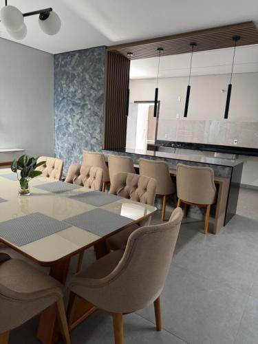 een eetkamer met een tafel en stoelen bij Casa espaçosa e acolhedora in Ponta Porã