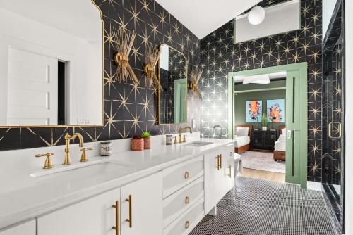 Et badeværelse på Modern Townhouse near Vandy and Parthenon