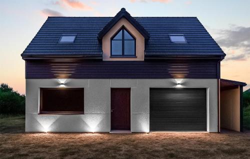 une maison avec une porte de garage dans l'établissement Maison Campagne Normandie, à Ry