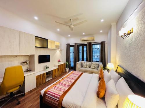 TV a/nebo společenská místnost v ubytování The South Manor Residency Near AIIMS Hospital New Delhi