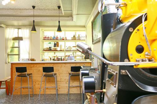 a room with a bar with chairs and a machine at Jheng Tong House in Dayin