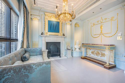 Chic Central Downtown Home with Burj View