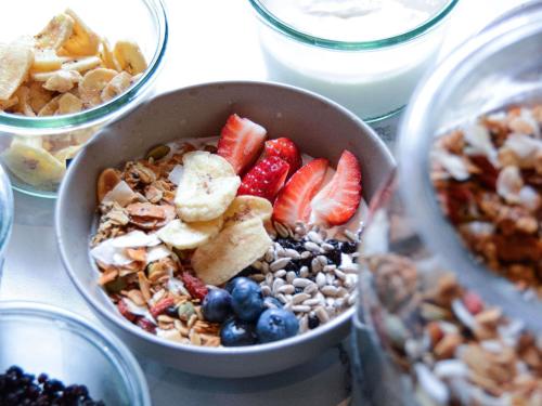een kom muesli en fruit op een tafel bij The Como Melbourne in Melbourne