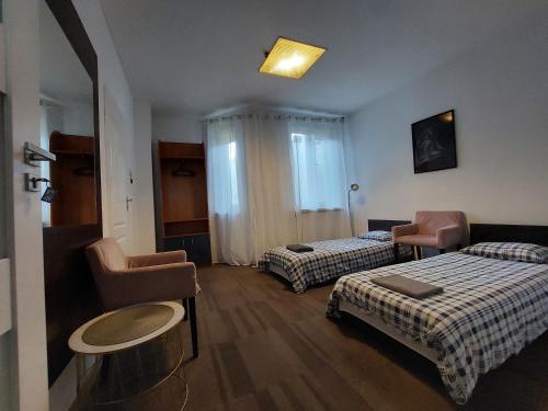 En eller flere senge i et værelse på Centrum ARTLwowska