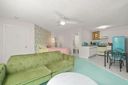 ein Wohnzimmer mit Sofa und ein Schlafzimmer in der Unterkunft Sebring Circle Studio Stay- Postcard Mural Views in Sebring