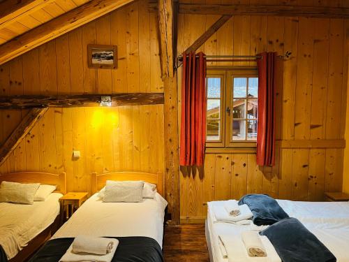 En eller flere senge i et værelse på Chalet Les Lanchettes