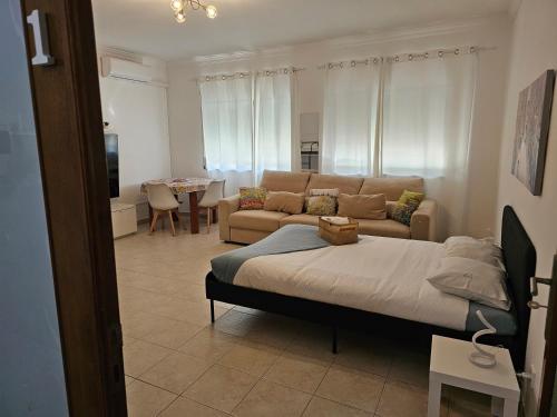 un soggiorno con un letto e un divano di Blife Ampalya private rooms a FAO