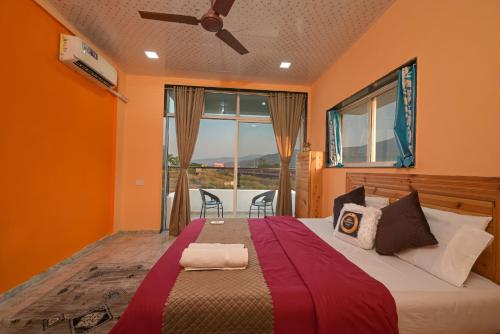 een slaapkamer met een bed met oranje muren en een raam bij ll EMPYREAN STAY ll BIG DADDY VILLA ll 6BHK ll AC ll PRIVATE POOL ll BACHELORS FRIENDLY ll in Malavli