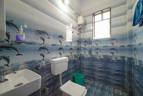 een badkamer met toilet en wastafel bij ll EMPYREAN STAY ll BIG DADDY VILLA ll 6BHK ll AC ll PRIVATE POOL ll BACHELORS FRIENDLY ll in Malavli