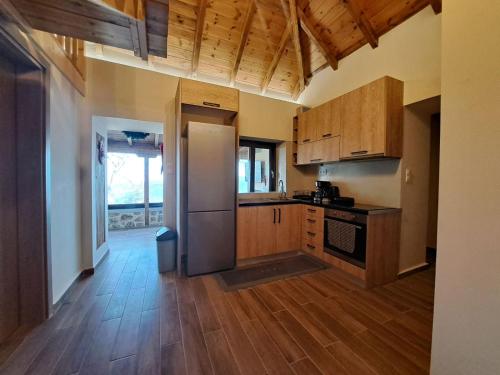 una cucina con mobili in legno e pavimento in legno di Αυγήλιον - Private Mountain House a Synikia Mesi Trikalon