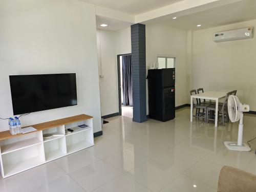 un salon avec une télévision et une table dans l'établissement Haru Home Khaoyai, à Nong Nam Daeng