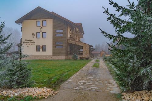 een huis met een stenen pad ervoor bij Vâlceaua Zânelor in Stațiunea Climaterică Sâmbăta