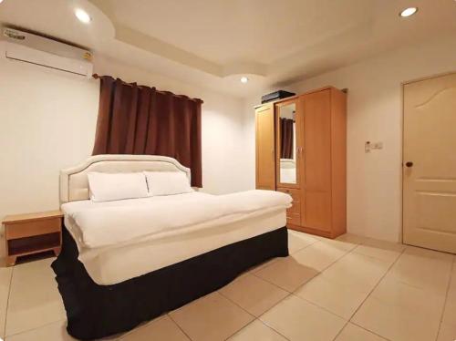 a bedroom with a large white bed and a window at Pool Villa 92 in Ban Nong Pru