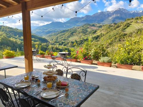 Cảnh núi rừng hoặc tầm nhìn ra núi từ nhà nghỉ B&B