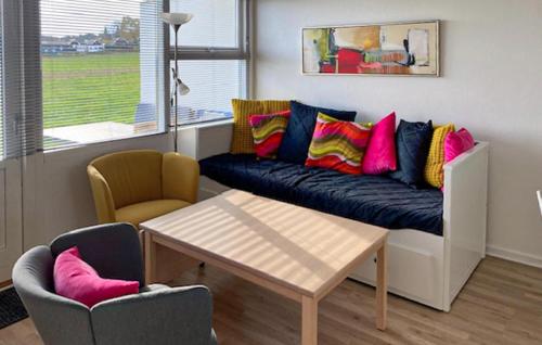 Et opholdsområde på Nice Apartment In Allinge