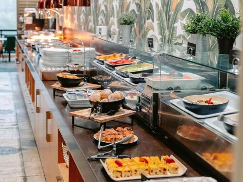 黄金海岸黄金海岸美居度假酒店的摆满许多盘食物的自助餐线