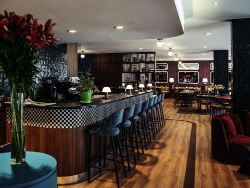 Lounge nebo bar v ubytování ibis Styles Wałbrzych