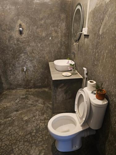 een badkamer met toilet en wastafel bij Charitha Rest in Ampara