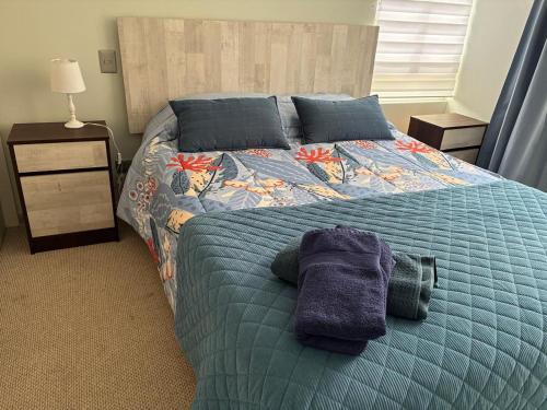 En eller flere senge i et værelse på COMODO DEPTO FAMILIAR 3D 1B PARKING Piscina