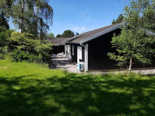 En have udenfor Bright Summer House Near Hyllingebjerg Beach
