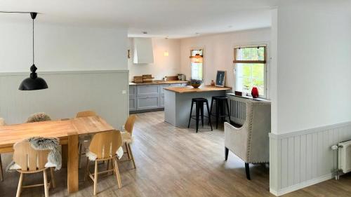 Køkken eller tekøkken på Bright Summer House Near Hyllingebjerg Beach