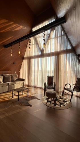 een woonkamer met een bed en een stoel bij Cabana das Oliveiras -2 in Piratuba