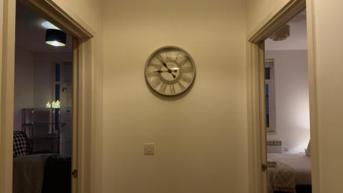 24-7 Secure City Centre Apartment with Parking for Families & Contractors photo 79