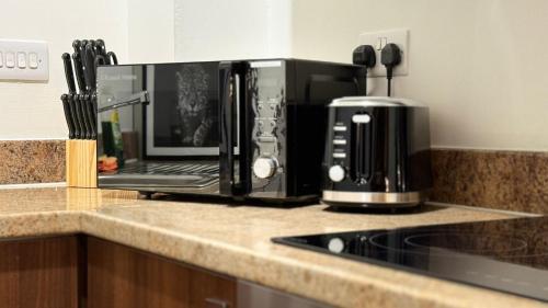 24-7 Secure City Centre Apartment with Parking for Families & Contractors photo 85