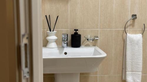 24-7 Secure City Centre Apartment with Parking for Families & Contractors photo 86