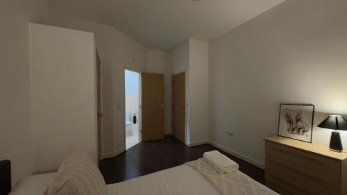 24-7 Secure City Centre Apartment with Parking for Families & Contractors photo 87