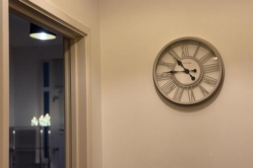 24-7 Secure City Centre Apartment with Parking for Families & Contractors photo 91