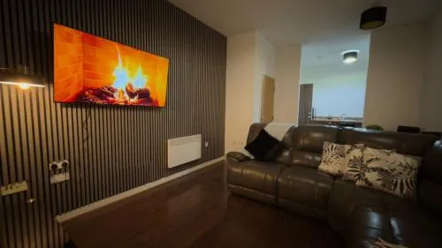 24-7 Secure City Centre Apartment with Parking for Families & Contractors photo 1