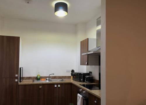 24-7 Secure City Centre Apartment with Parking for Families & Contractors photo 94