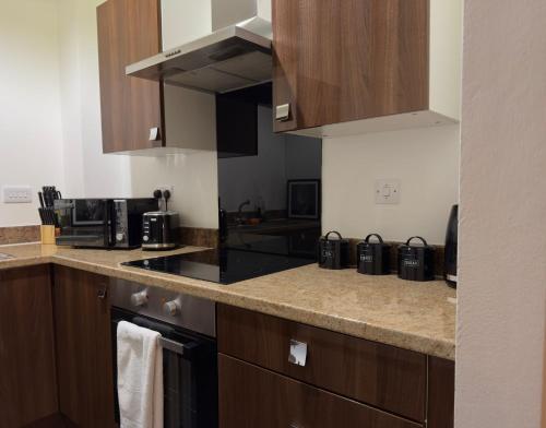 24-7 Secure City Centre Apartment with Parking for Families & Contractors photo 96
