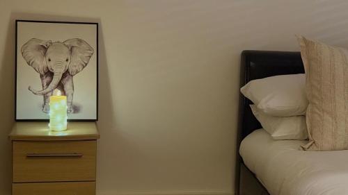24-7 Secure City Centre Apartment with Parking for Families & Contractors photo 97