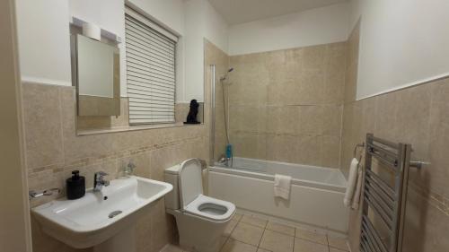 24-7 Secure City Centre Apartment with Parking for Families & Contractors photo 98