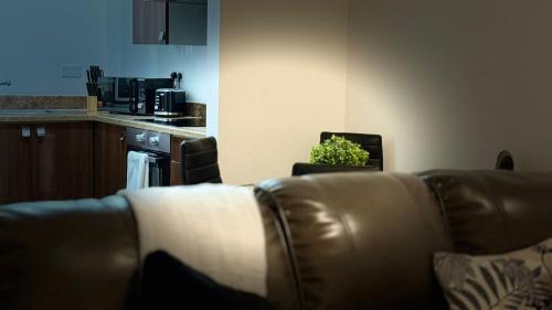24-7 Secure City Centre Apartment with Parking for Families & Contractors photo 99